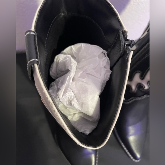 Women’s cowboy boots. Like new condition - Picture 5 of 9